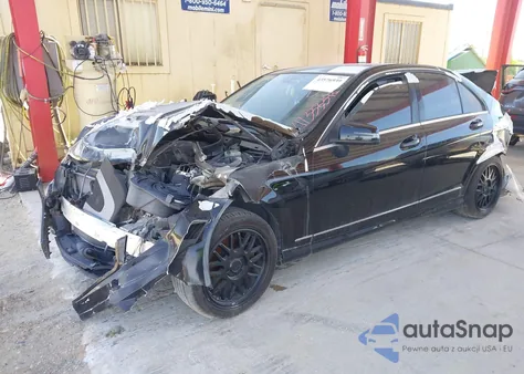 2011 Mercedes-Benz C 300 Luxury/Sport z USA, uszkodzony, nr VIN WDDGF5EB4BR136656